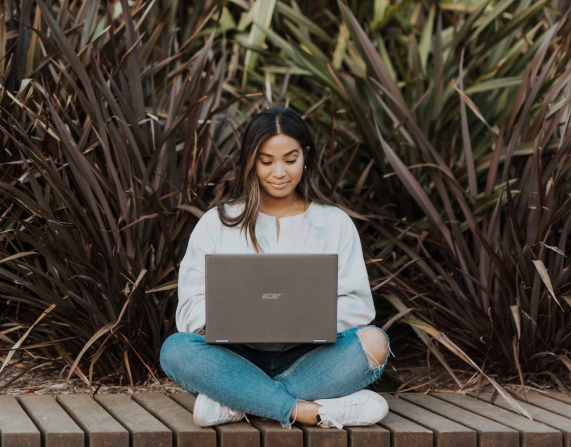 women-using-laptop